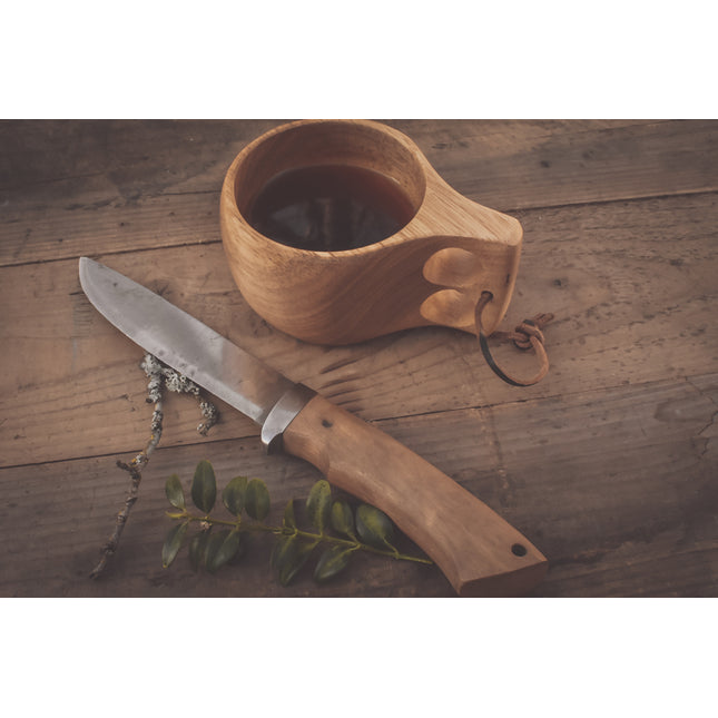 Øyo houten Sami mok met koffie op een houten tafel naast een Øyo jachtmes