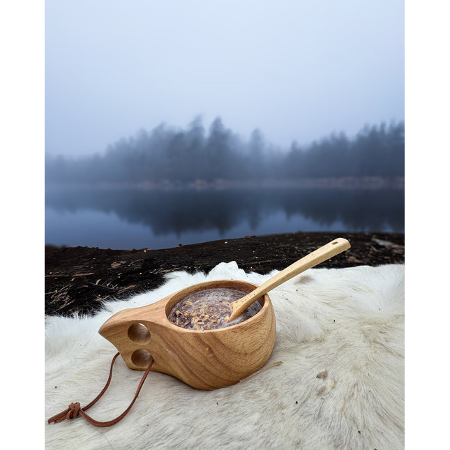 Øyo Houten Sami Mok met pap en houten lepel bij een mistig meer