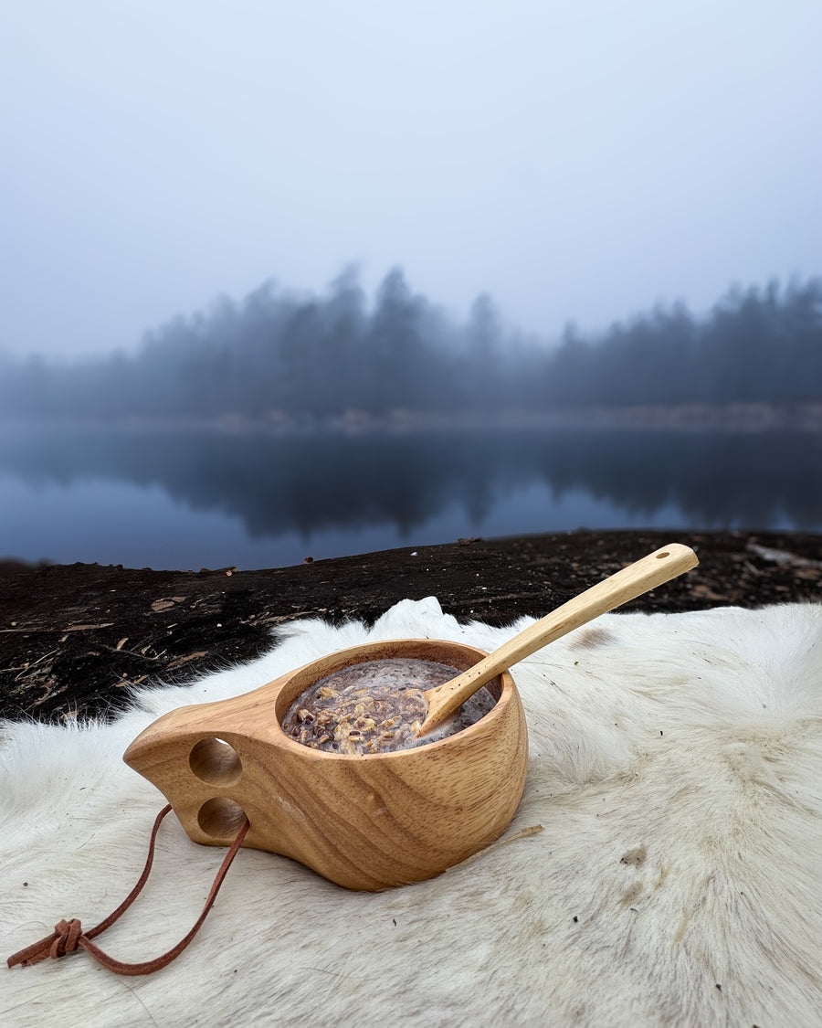 Øyo Houten Sami Mok met pap en houten lepel bij een mistig meer