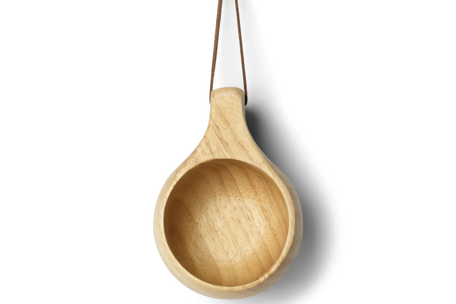 Øyo Houten Sami Mok hangend aan het leren koord