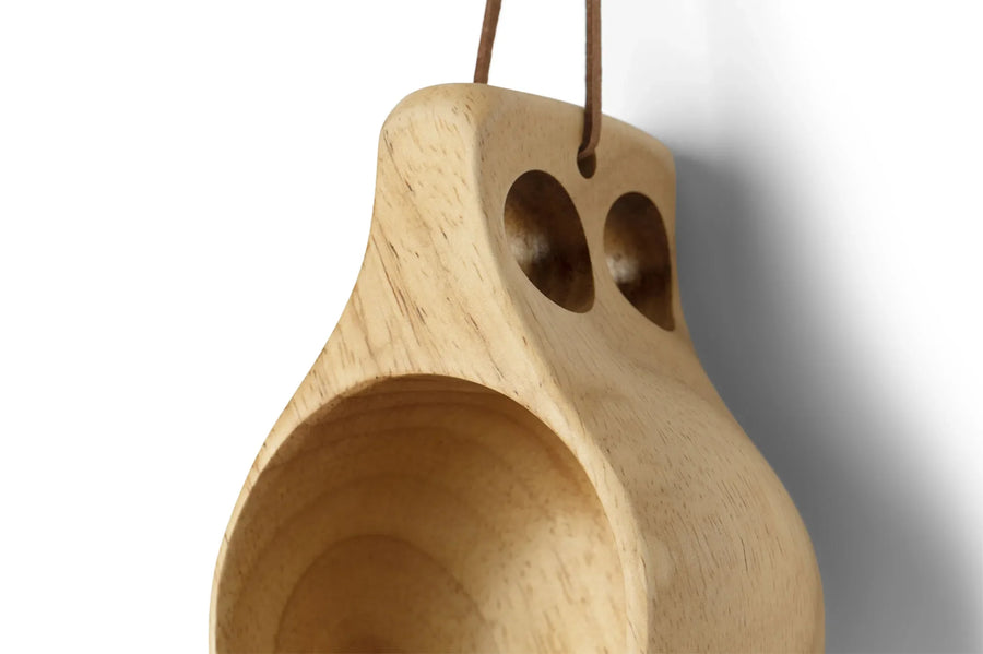 Detail van de handgreep met vingergaten van de Øyo Sami Mok