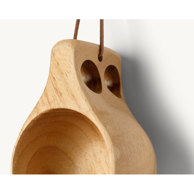 Close-up van de handgreep met twee vingergaten van de Øyo houten Sami mok
