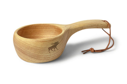 Øyo Houten Hutten Mok met elandmotief en leren koord, liggend