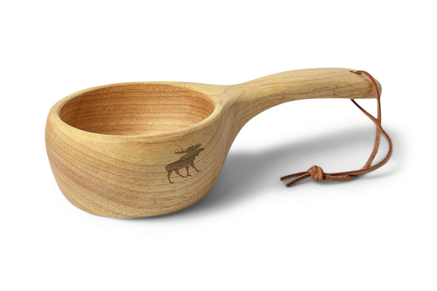 Øyo Houten Hutten Mok met elandmotief en leren koord, liggend