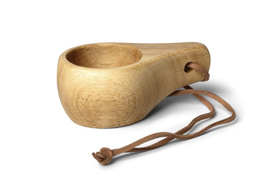 Øyo houten borrelmok van rubberhout met leren koord, van opzij