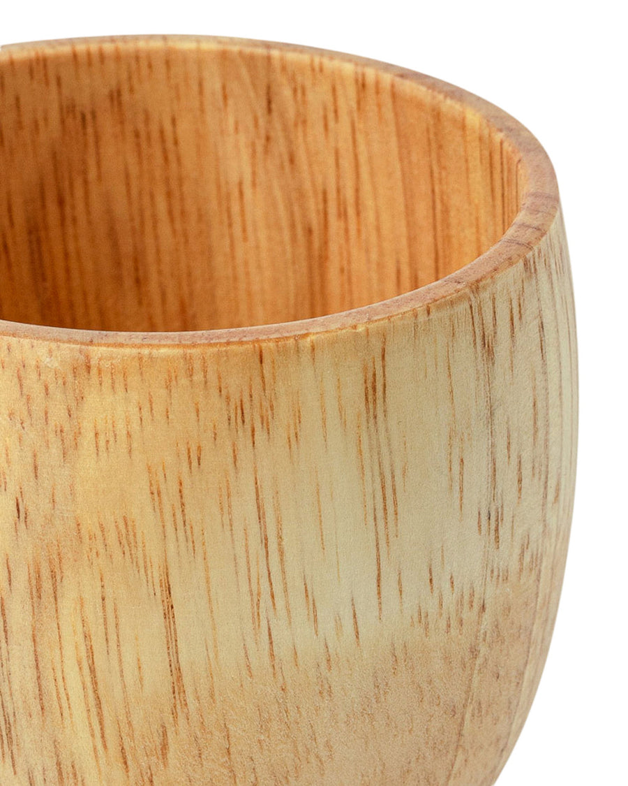 Close-up van de kelk van het Øyo houten wijnglas met zichtbare houtnerf