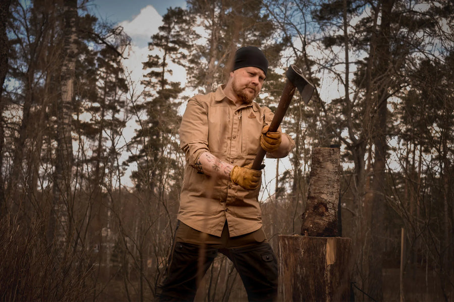 Berkenstam kloven op een hakblok met de Øyo Bushcraftbijl