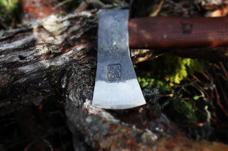 Kop van de Øyo Bosbijl met het Norway-stempel op een stam