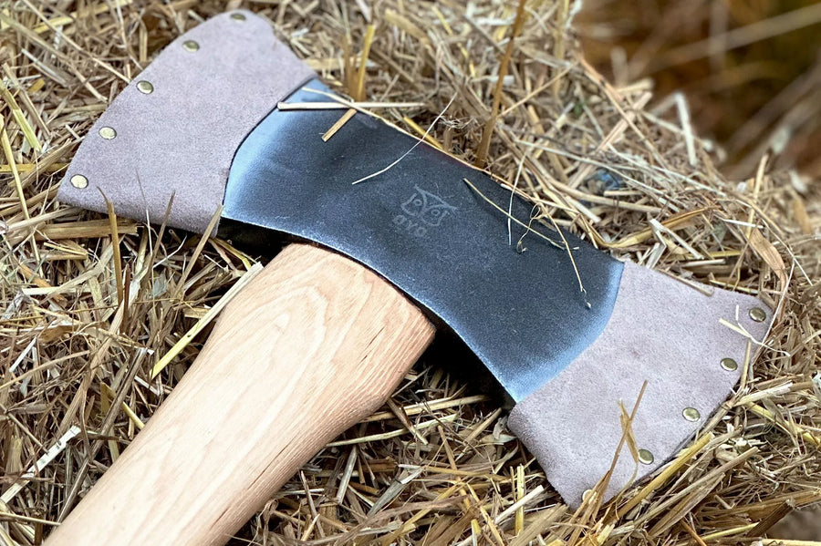 Detail van de leren snedebeschermers met messing drukknopen