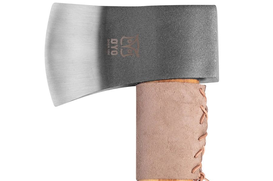 Close-up van de gesmede C45-kop met het Øyo-logo