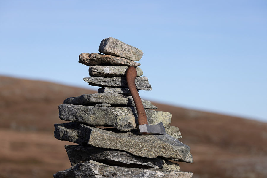 Øyo Trekkingbijl in een steenmannetje op de Noorse fjell