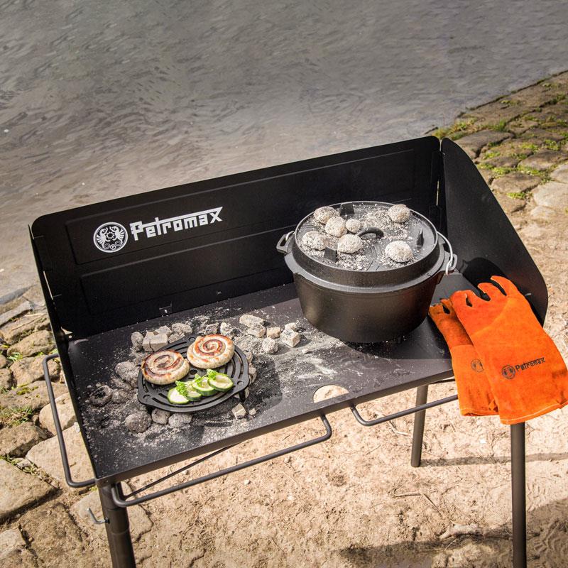 Petromax Dutch Oven Tafel 90 cm met Dutch Ovens in gebruik