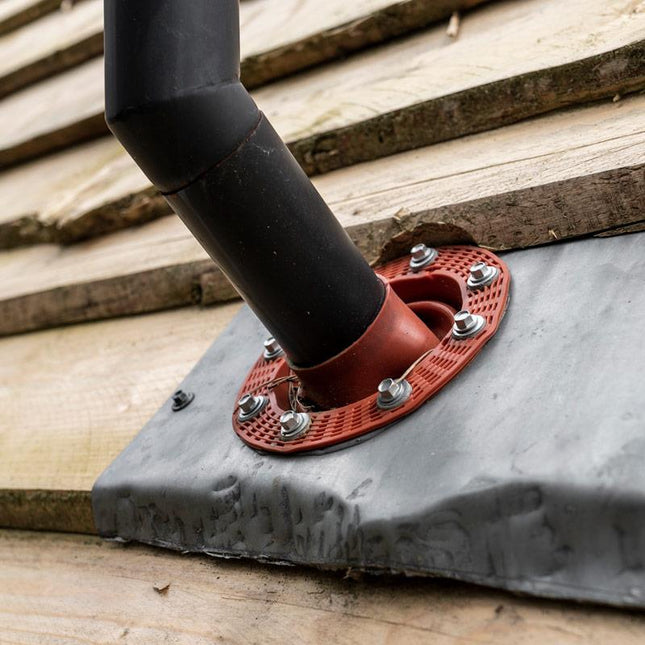 Petromax doorvoer in gebruik met kachelpijp door het dak