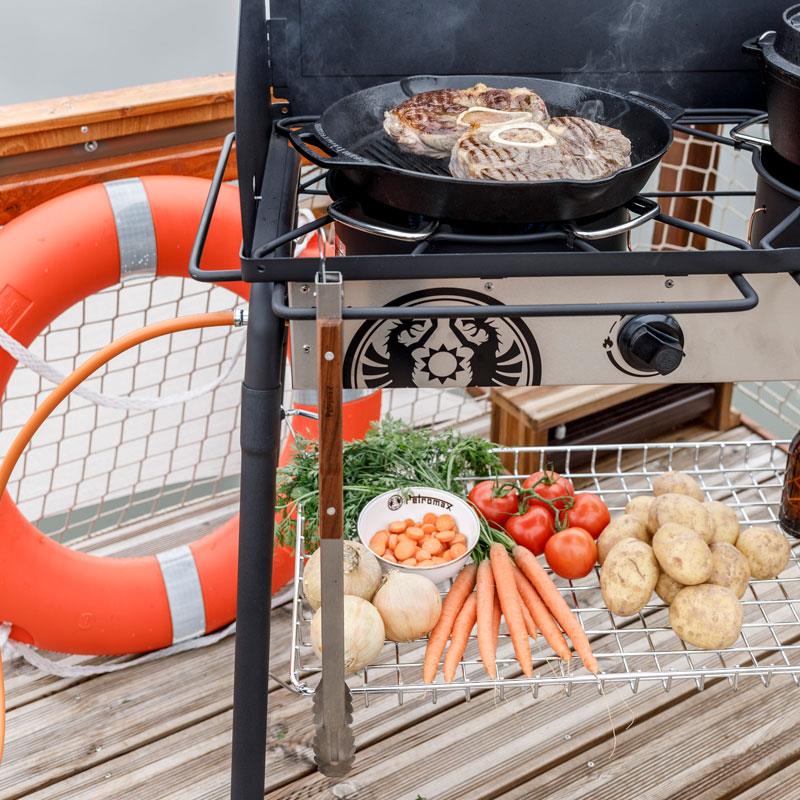 Petromax Rek voor Dutch Oven Tafel 90 cm onder de kooktafel