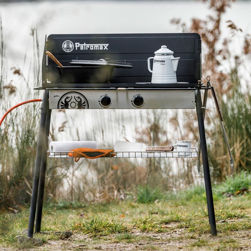 Petromax Rek voor Dutch Oven Tafel 90 cm in gebruik