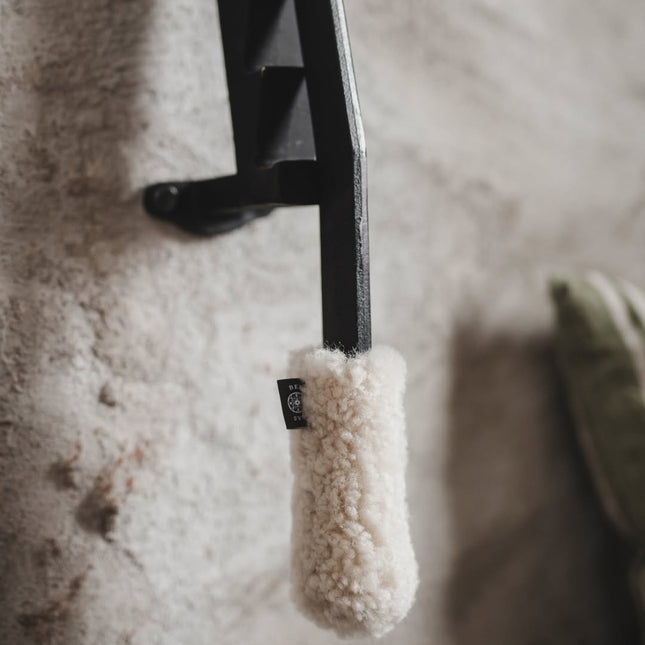 Stikkan Houtklover voor aanmaakhout + Fluffen schapenvacht handgreep Beige