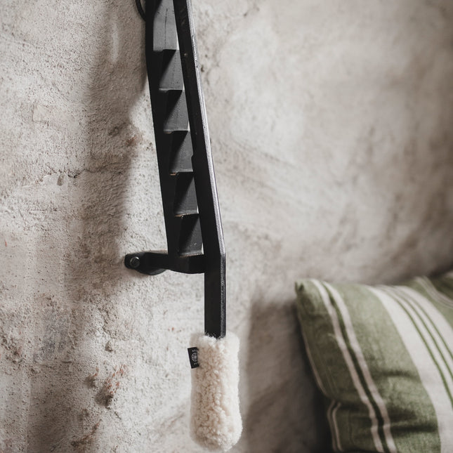 Stikkan Houtklover voor aanmaakhout + Fluffen schapenvacht handgreep Beige