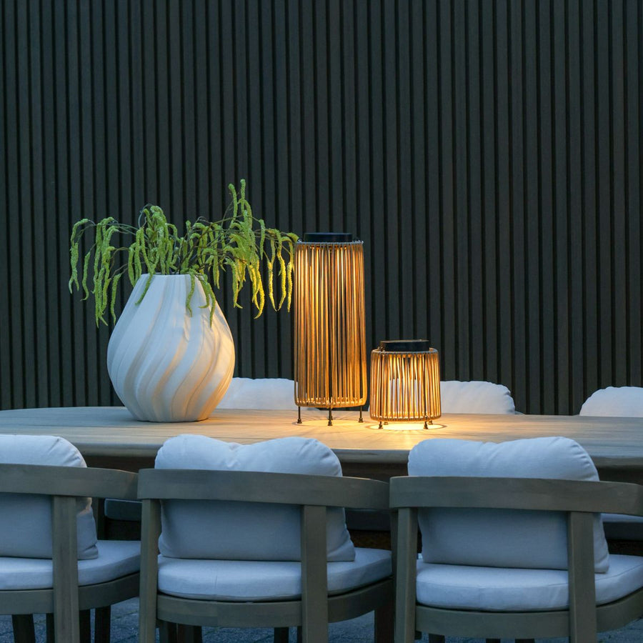 ZOLUNA solar lantaarn Luca Light Oak in een moderne tuin