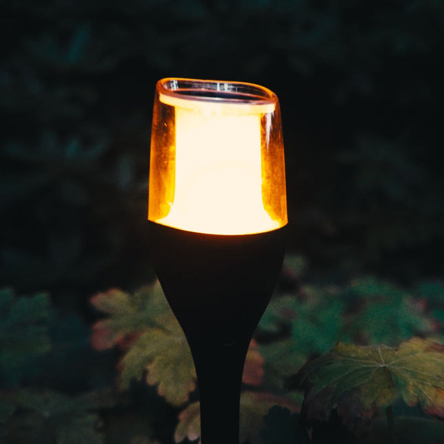 ZOLUNA solar priklamp Anky met vlameffect in de avond