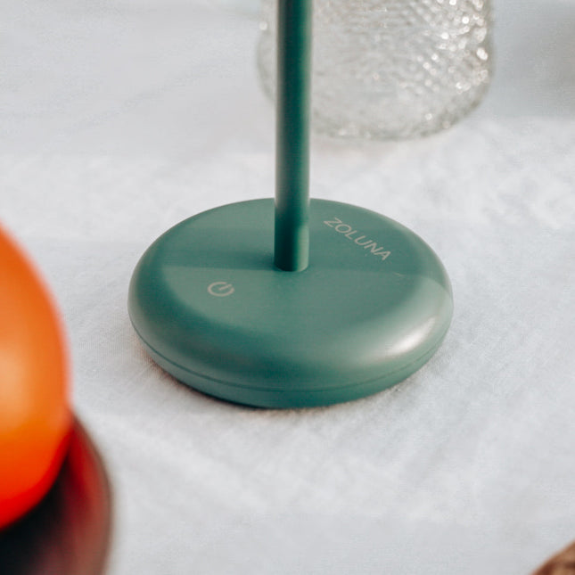 ZOLUNA solar tafellamp Bobbie Fresh Green op een tuintafel