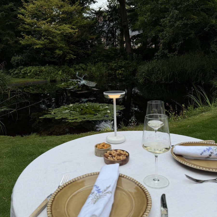 ZOLUNA solar tafellamp Bobbie wit op een tuintafel