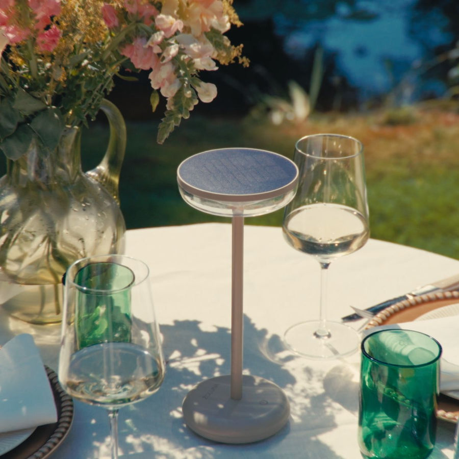 ZOLUNA solar tafellamp Bobbie zand op een tuintafel
