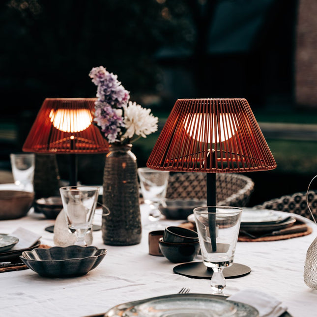 ZOLUNA solar tafellamp Moos op een tuintafel