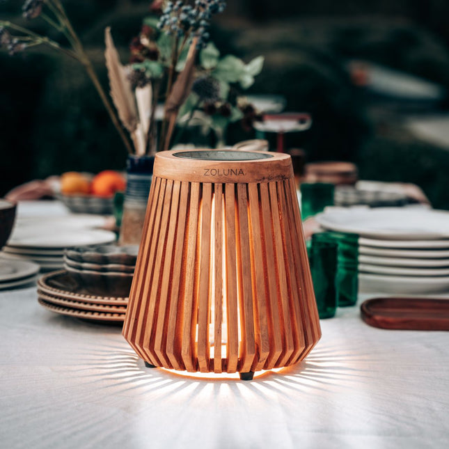 ZOLUNA solar vloerlamp Lon M op een terrastafel