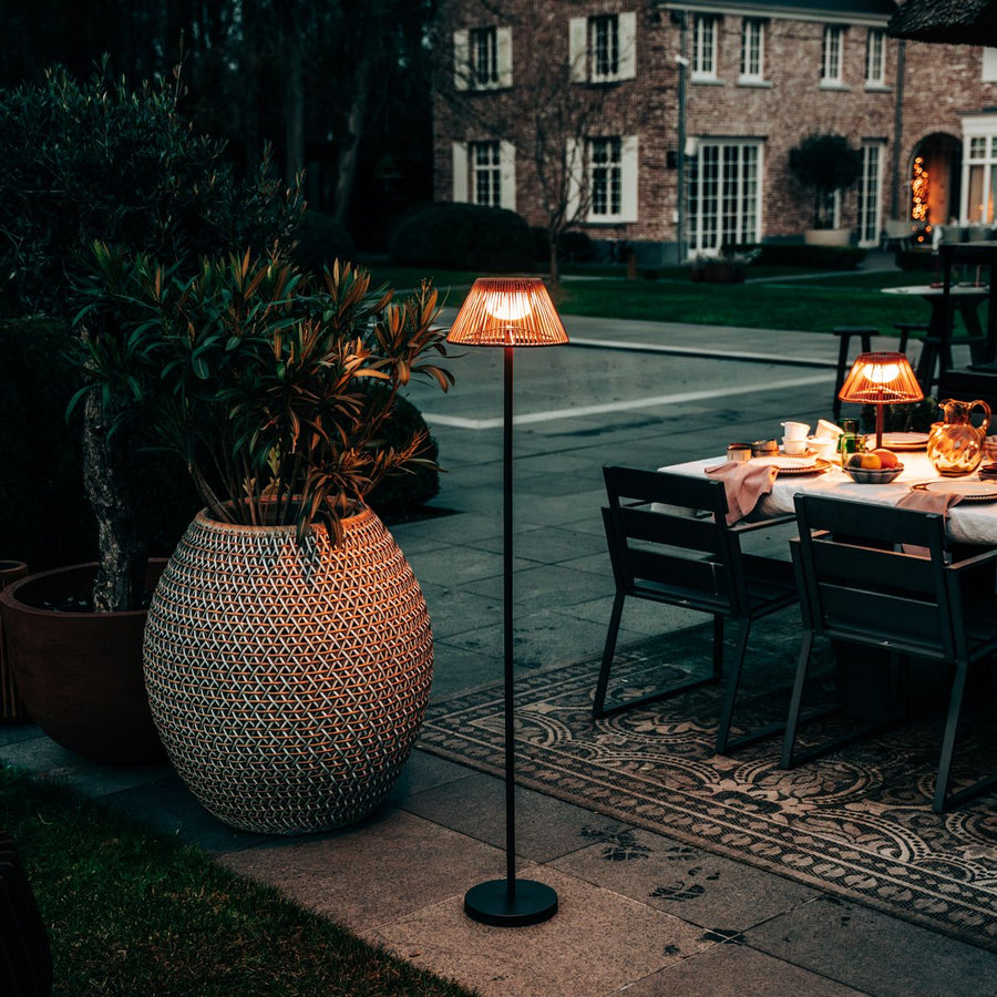 ZOLUNA solar vloerlamp Sofie op het terras