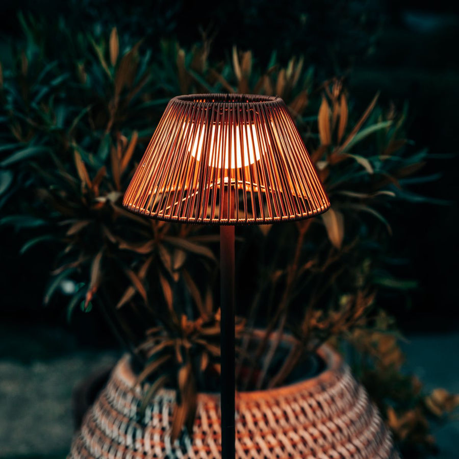 ZOLUNA solar vloerlamp Sofie naast de loungeset