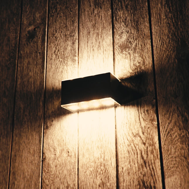 ZOLUNA solar wandlamp Bas aan een gevel