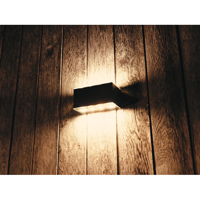 ZOLUNA solar wandlamp Bas aan een gevel