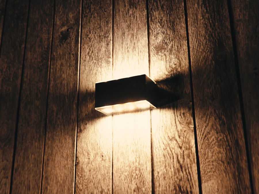 ZOLUNA solar wandlamp Bas aan een gevel