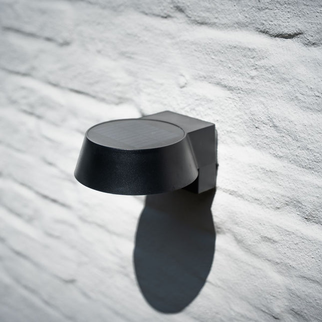 ZOLUNA solar wandlamp Olivia bij de voordeur