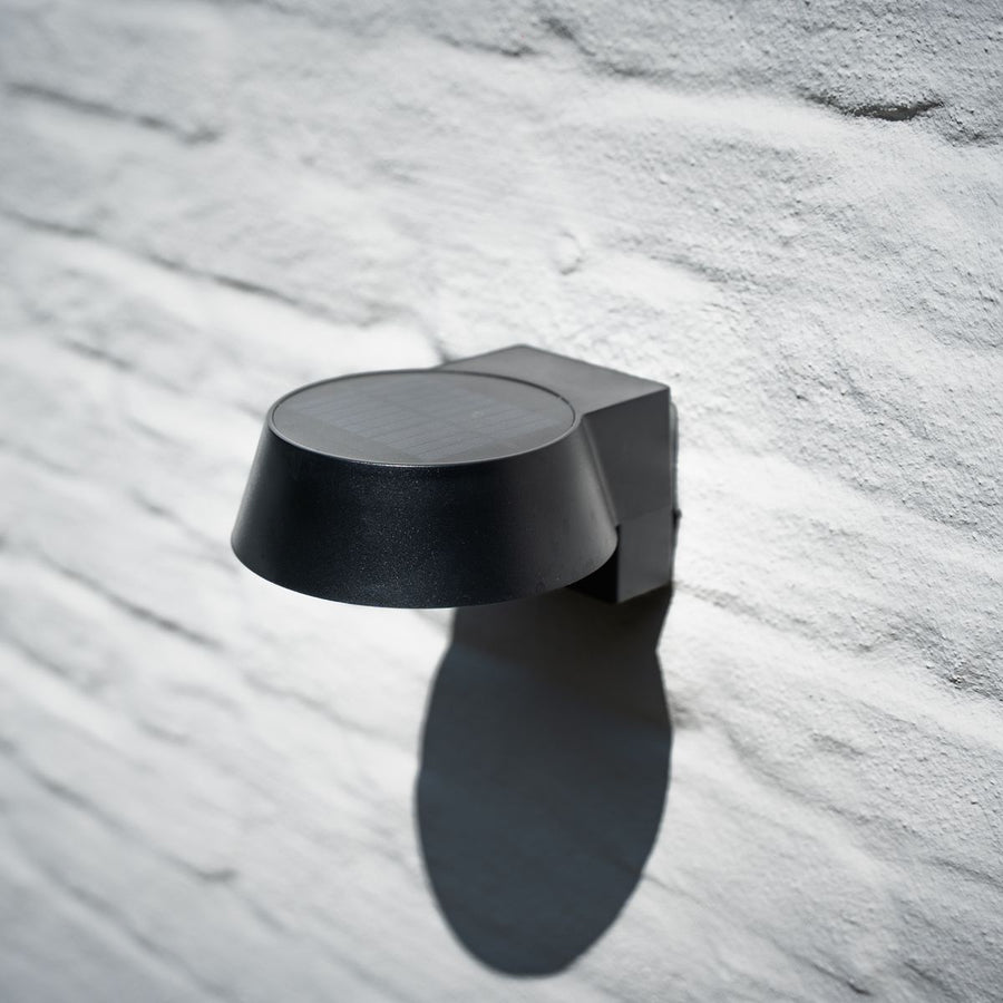 ZOLUNA solar wandlamp Olivia bij de voordeur