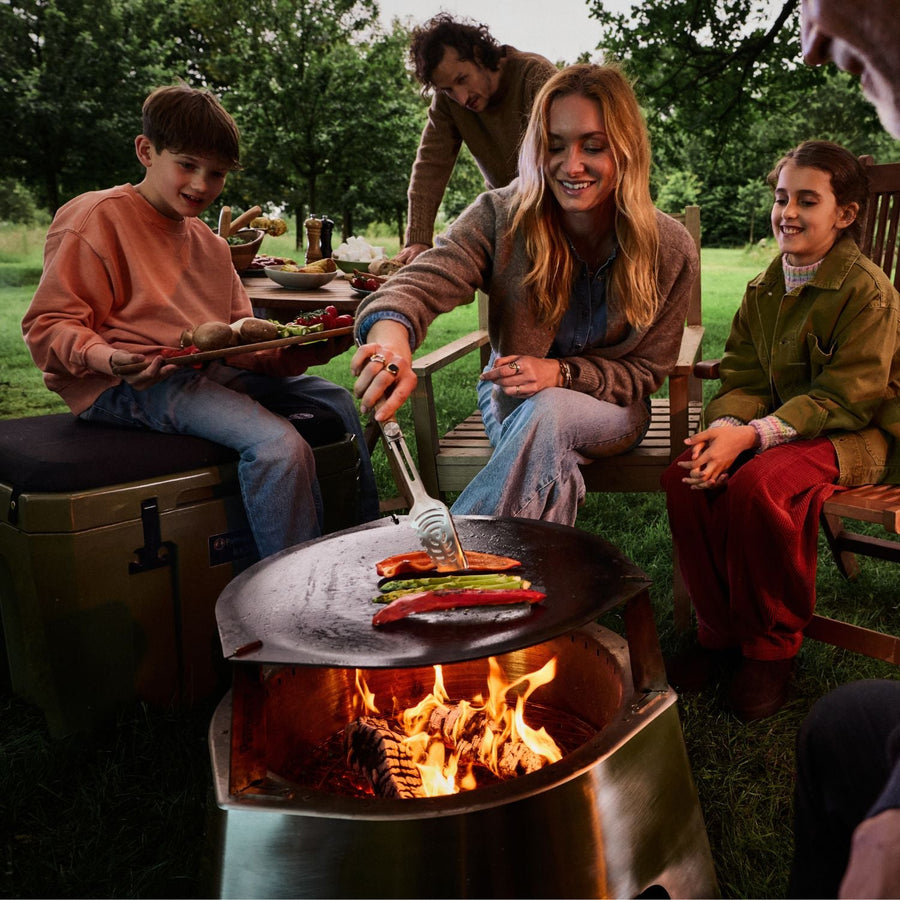 Samen grillen op de Petromax PX FC1000 Plancha grillplaat op de Fire Center vuurschaal