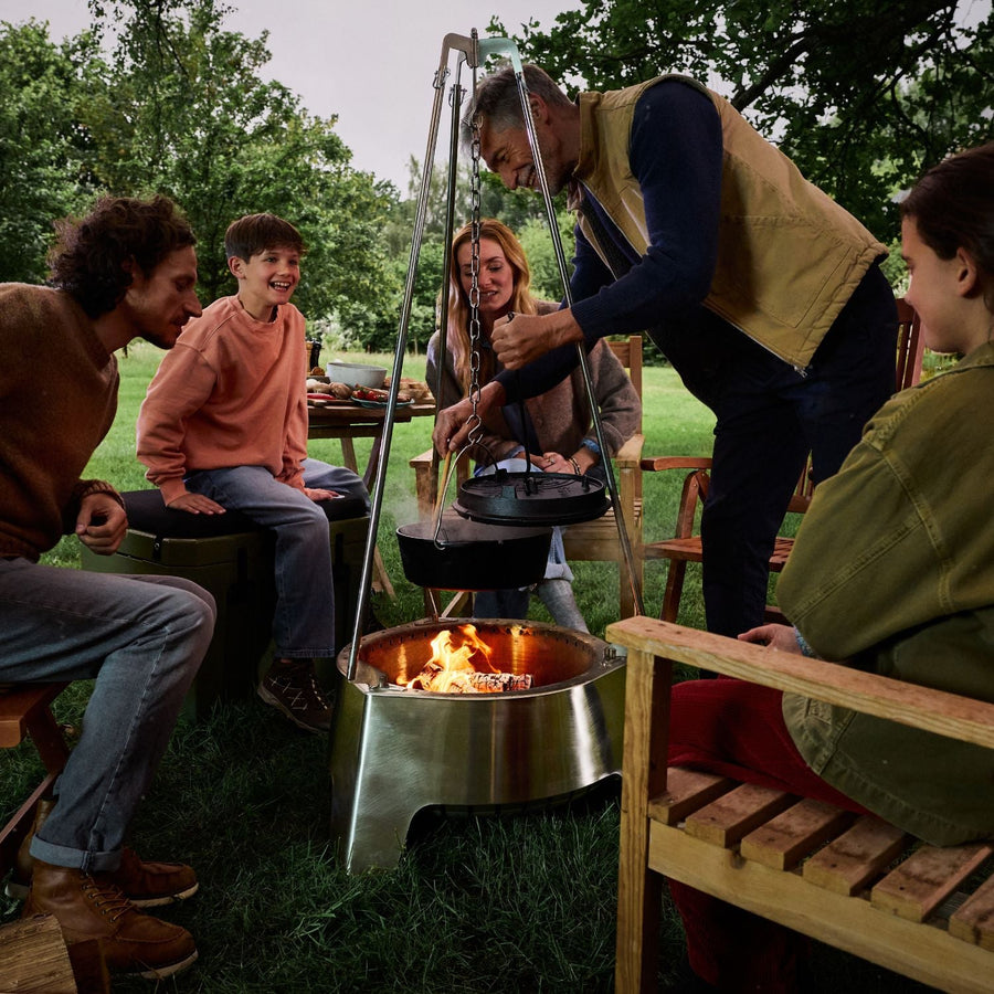 Dutch Oven hangt aan de driepoot van het Fire Center FC1000 Station