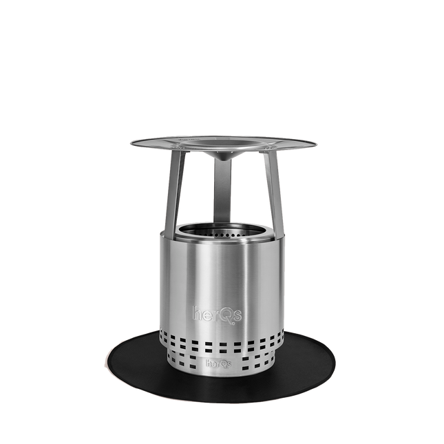 herQs Heater Cozy RVS warmteverspreider gemonteerd boven Cozy rookvrije vuurkorf, witte achtergrond
