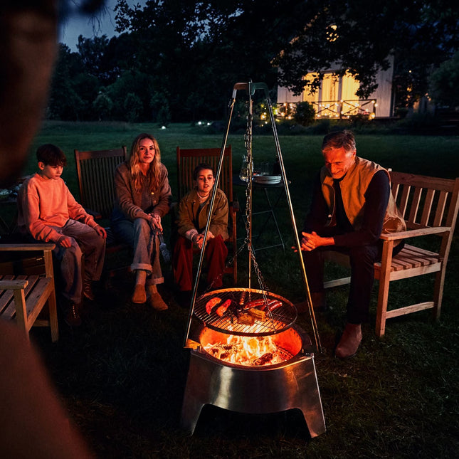 Grillen op het hangende grillrooster boven het Fire Center FC1000